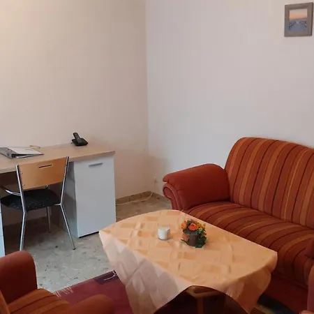 Preisbewusste Fuer 2 Personen U. Kleinkind