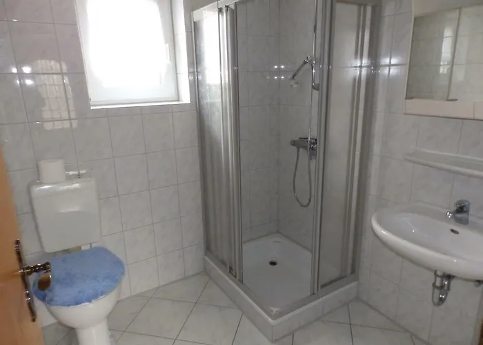 Preisbewusste Fuer 2 Personen U. Kleinkind *